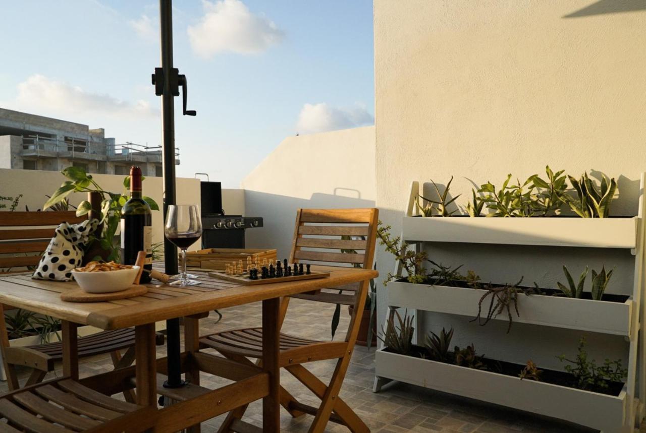 Cosy Designer Seaview Penthouse With Terrace & Bbq Lägenhet St. Paul's Bay Exteriör bild